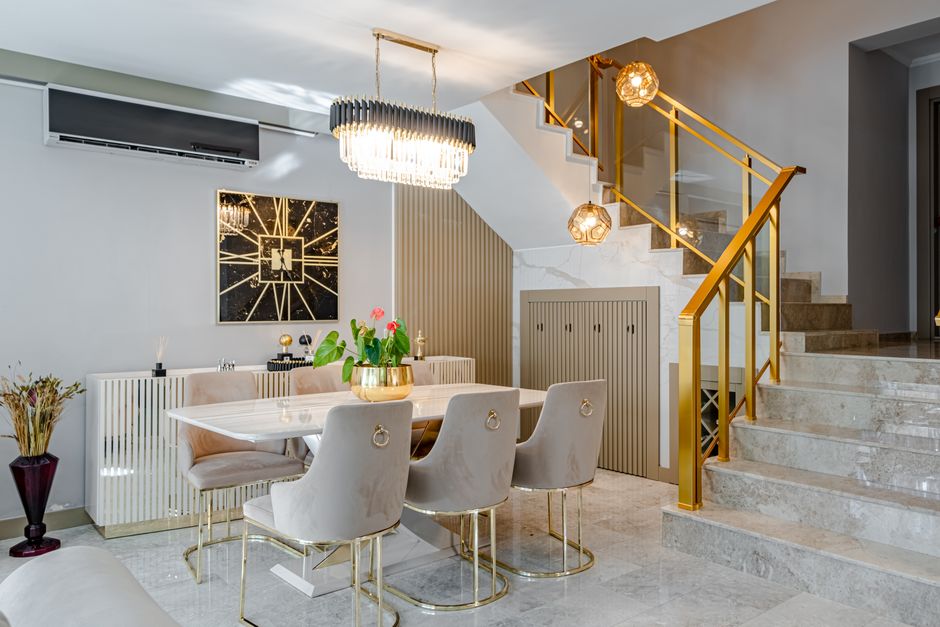 Suspension élégante au-dessus d'une table à manger moderne, créant une ambiance chaleureuse et accueillante.
